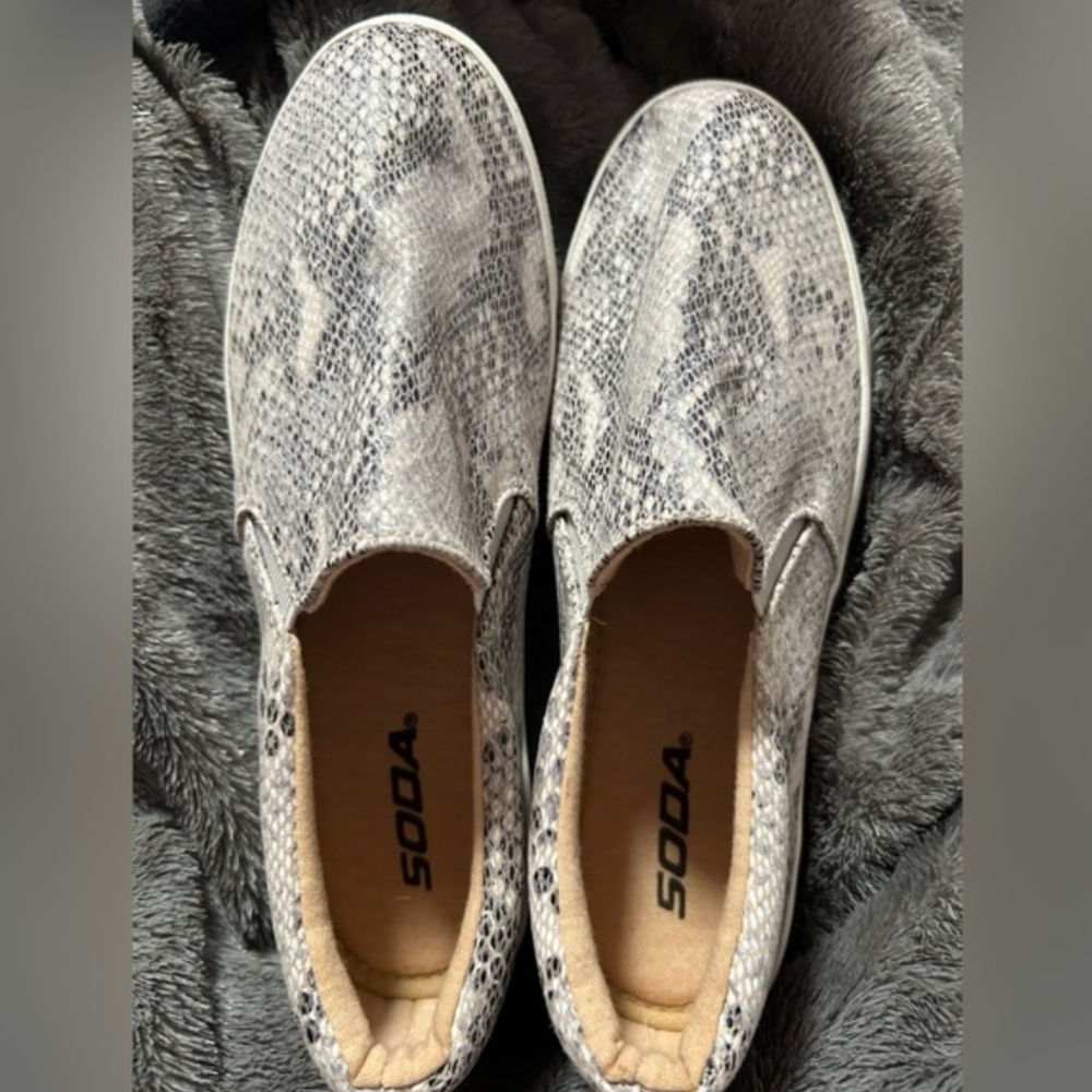 Nwot Women's Gray Snake Pattern Slip-On Sneakers
